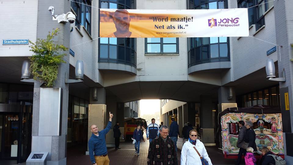 Banner op straat ter promotie van maatjes